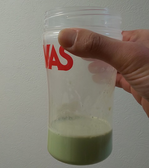 ケール青汁を牛乳で溶かしたときの見た目